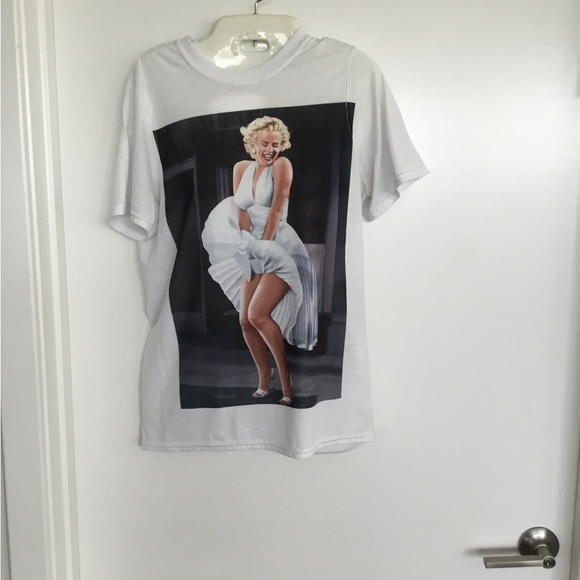 Gildan Women’s White Tops Size Medium . $25 - Picture 2 of 9